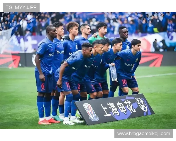 申花与上港激战再燃裁判争议引发球迷热议与讨论 申花与上港激战再燃裁判争议引发球迷热议与讨论